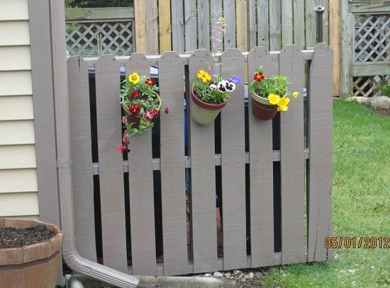 An amazing pallet idea to hide trash cans without much efforts.