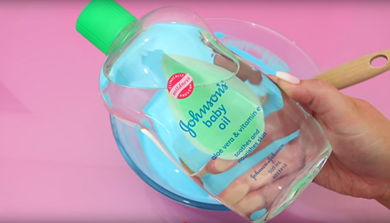 How to Make Slime with Baby Oil3