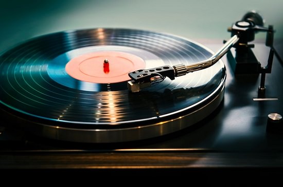 How to Clean Vinyl Records With Windex1