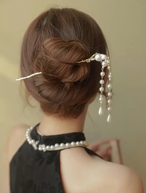easy hairstyle with hair accessory