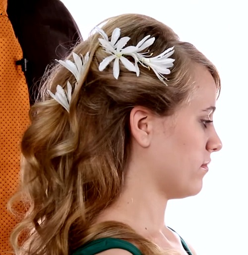  Incorporateed Real Flowers Into a Wedding Hairstyle